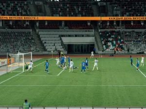 Kemelut di depan gawang pada sebuah pertandingan sepak bola di stadion