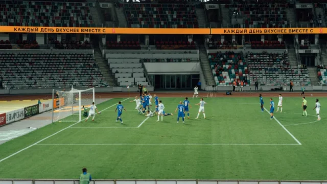 Kemelut di depan gawang pada sebuah pertandingan sepak bola di stadion