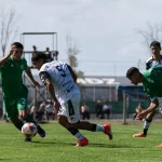 Pemain berebut bola dalam laga uji coba