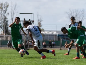 Pemain berebut bola dalam laga uji coba