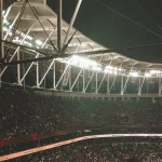 Lampu sorot sebuah stadion sepak bola
