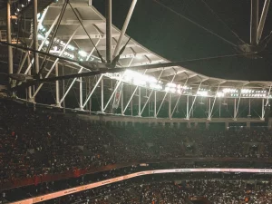 Lampu sorot sebuah stadion sepak bola