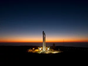 Menara peluncuran roket menjelang senja