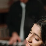Seorang musisi bermain piano di studio rekaman