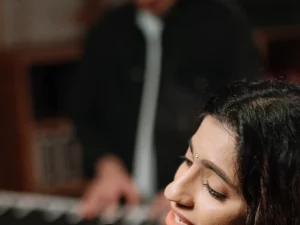 Seorang musisi bermain piano di studio rekaman