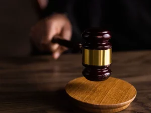 Palu sidang di atas meja kayu