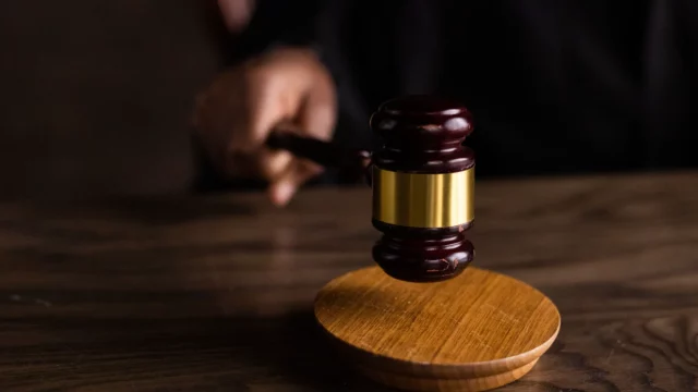 Palu sidang di atas meja kayu