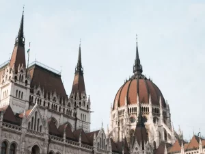 Gedung parlemen bergaya arsitektur klasik