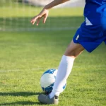 Seorang pemain menggiring bola