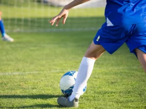 Seorang pemain menggiring bola