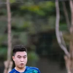 Seorang pesepak bola berkostum biru di lapangan