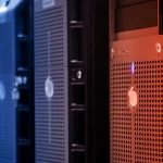 Deretan rak server dan perangkat penyimpanan data di dalam ruang server