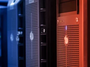 Deretan rak server dan perangkat penyimpanan data di dalam ruang server