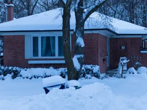 Rumah dan jalan tertutup salju tebal pada pagi musim dingin