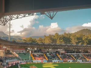 Suasana tribun sebuah stadion sepak bola