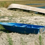 Perahu terdampar di dasar sungai yang mengering