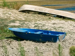 Perahu terdampar di dasar sungai yang mengering