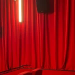Kursi dan tirai merah di dalam gedung teater
