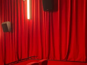 Kursi dan tirai merah di dalam gedung teater