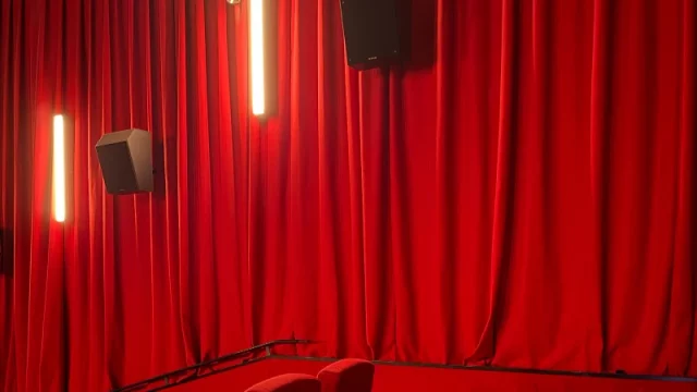 Kursi dan tirai merah di dalam gedung teater