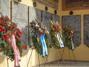 Karangan bunga dalam upacara peringatan