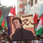 Pendukung Pakistan Tehreek-e-Insaf membawa gambar Imran Khan dalam aksi di Quetta