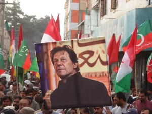 Pendukung Pakistan Tehreek-e-Insaf membawa gambar Imran Khan dalam aksi di Quetta
