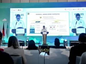 Pembicara menyampaikan paparan kerja sama energi Indonesia-Jerman di hadapan peserta forum di Jakarta.