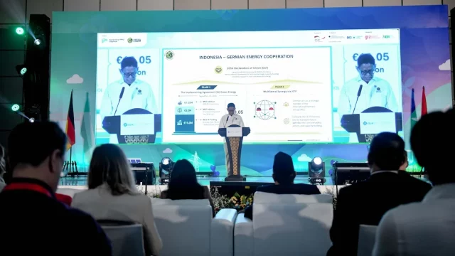 Pembicara menyampaikan paparan kerja sama energi Indonesia-Jerman di hadapan peserta forum di Jakarta.