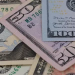 Ilustrasi uang kertas dolar Amerika Serikat