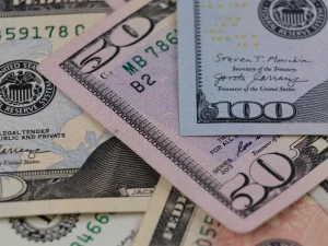 Ilustrasi uang kertas dolar Amerika Serikat
