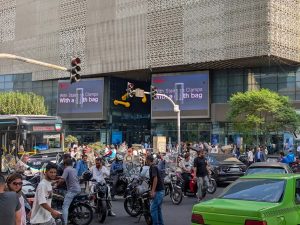 Warga Iran menjalani kegiatan sehari-hari di tengah tekanan ekonomi akibat perang, 16 Agustus 2026.