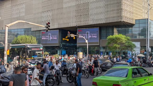Warga Iran menjalani kegiatan sehari-hari di tengah tekanan ekonomi akibat perang, 16 Agustus 2026.