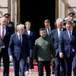 Presiden Ukraina Volodymyr Zelenskyy berjalan bersama para pemimpin negara Nordik dan Baltik di Kyiv.