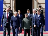 Presiden Ukraina Volodymyr Zelenskyy berjalan bersama para pemimpin negara Nordik dan Baltik di Kyiv.