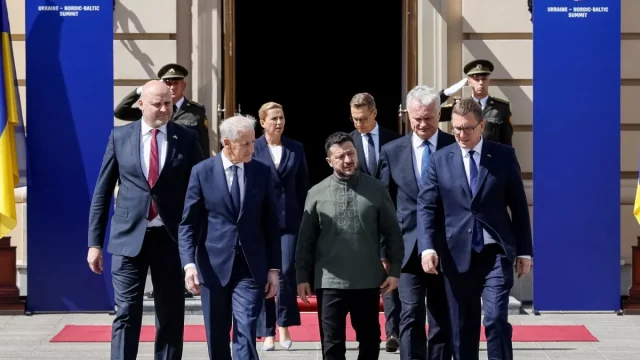 Presiden Ukraina Volodymyr Zelenskyy berjalan bersama para pemimpin negara Nordik dan Baltik di Kyiv.