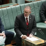 Anggota parlemen Australia Andrew Wallace berbicara di Dewan Perwakilan