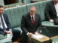 Anggota parlemen Australia Andrew Wallace berbicara di Dewan Perwakilan