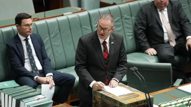 Anggota parlemen Australia Andrew Wallace berbicara di Dewan Perwakilan