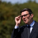 Perdana Menteri Inggris Andy Burnham berbicara kepada wartawan