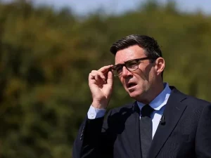 Perdana Menteri Inggris Andy Burnham berbicara kepada wartawan