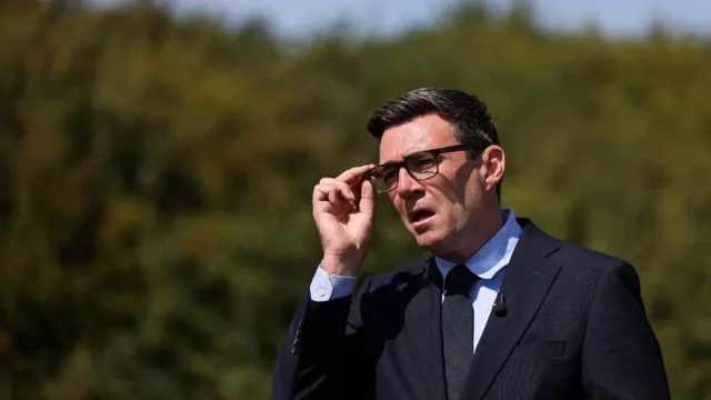 Perdana Menteri Inggris Andy Burnham berbicara kepada wartawan
