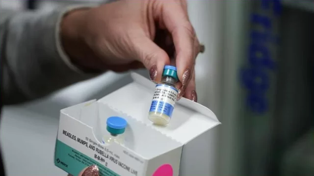 Vial vaksin MMR untuk campak, gondongan, dan rubela