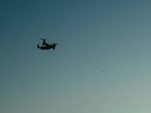 Puing bangunan dengan api yang masih menyala di lokasi serangan drone di Kryvyi Rih, Ukraina.