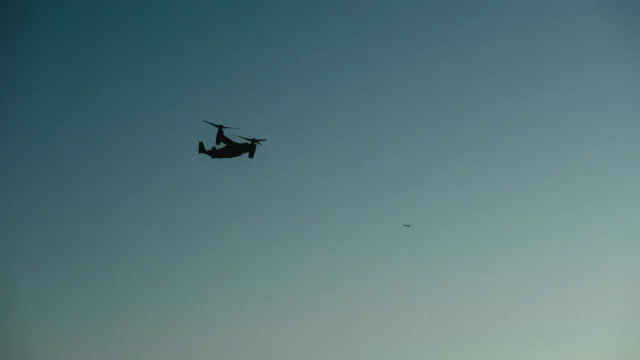 Puing bangunan dengan api yang masih menyala di lokasi serangan drone di Kryvyi Rih, Ukraina.