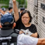 Suasana di luar Pengadilan Distrik West Kowloon menjelang vonis kasus keamanan nasional dua aktivis pro-demokrasi Tiananmen di Hong Kong.