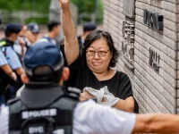 Suasana di luar Pengadilan Distrik West Kowloon menjelang vonis kasus keamanan nasional dua aktivis pro-demokrasi Tiananmen di Hong Kong.