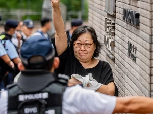 Suasana di luar Pengadilan Distrik West Kowloon menjelang vonis kasus keamanan nasional dua aktivis pro-demokrasi Tiananmen di Hong Kong.