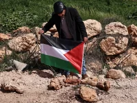 Ilustrasi bendera Palestina di lokasi insiden kekerasan pemukim di Abu Falah, Tepi Barat, foto arsip Maret 2026.