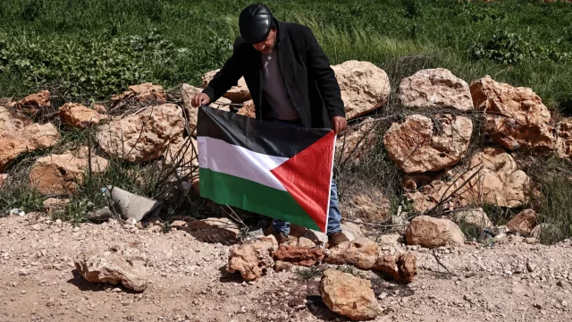 Ilustrasi bendera Palestina di lokasi insiden kekerasan pemukim di Abu Falah, Tepi Barat, foto arsip Maret 2026.